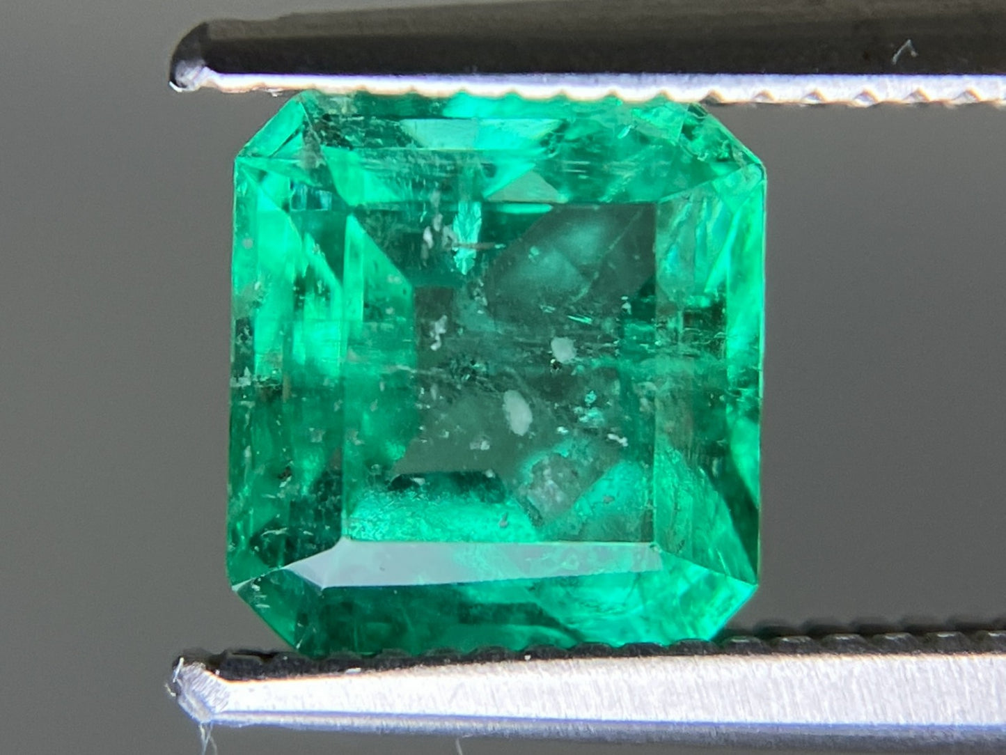 エメラルド 天然 1.356ct 中央宝石ソーティング付き 6.95㎜×6.55㎜×4.53㎜ ルース（ 裸石 ） 6652YY
