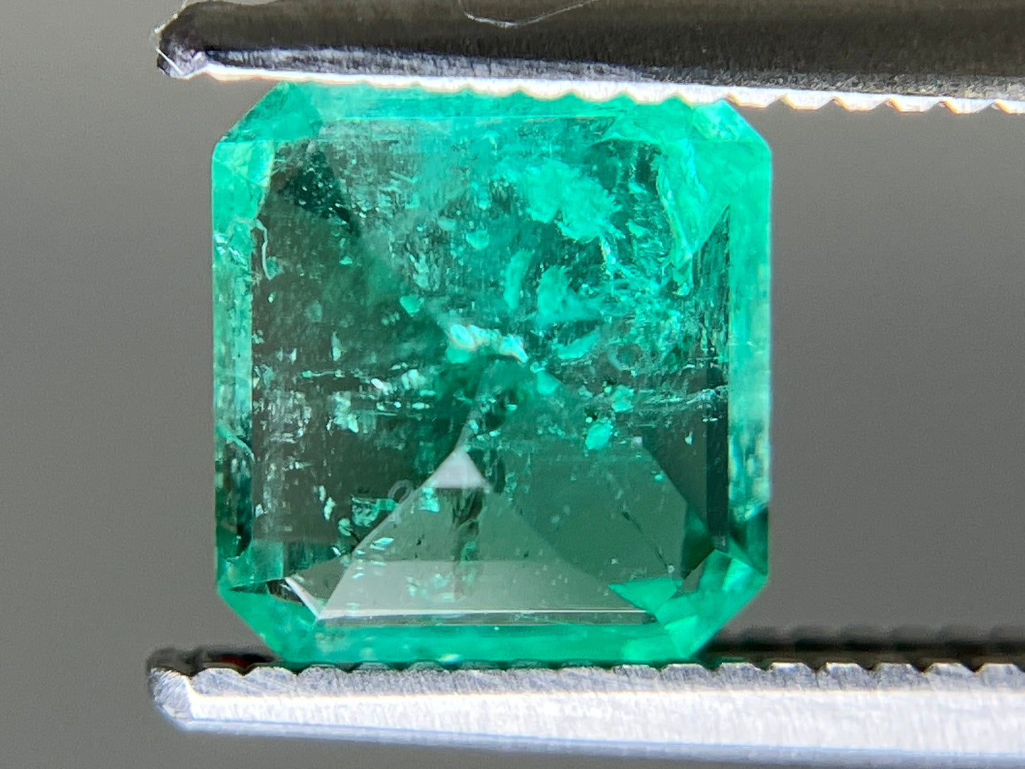 エメラルド 天然 1.356ct 中央宝石ソーティング付き 6.95㎜×6.55㎜×4.53㎜ ルース（ 裸石 ） 6652YY