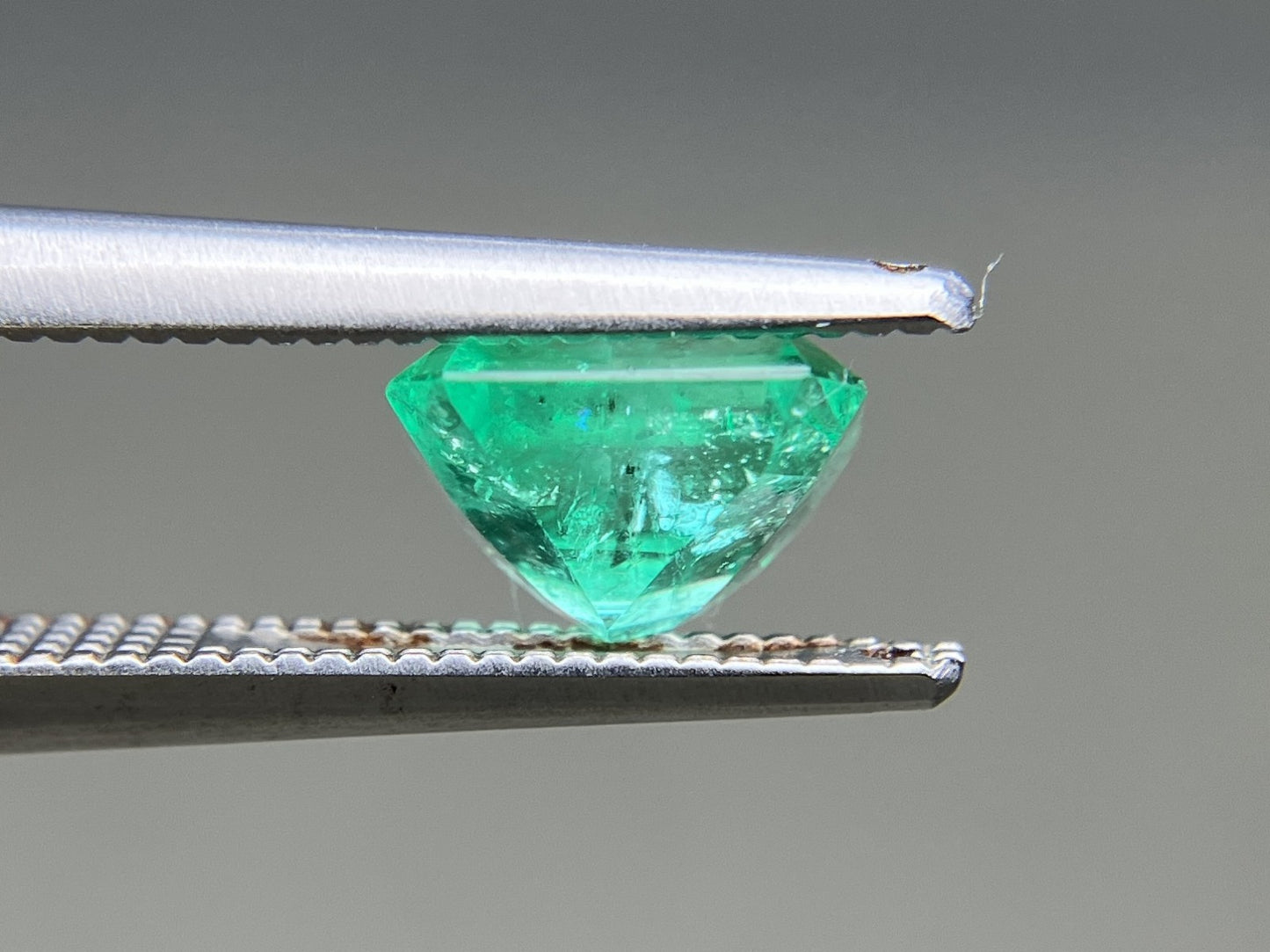 エメラルド 天然 1.356ct 中央宝石ソーティング付き 6.95㎜×6.55㎜×4.53㎜ ルース（ 裸石 ） 6652YY