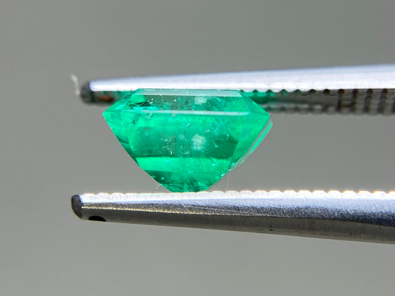 エメラルド 天然 1.356ct 中央宝石ソーティング付き 6.95㎜×6.55㎜×4.53㎜ ルース（ 裸石 ） 6652YY