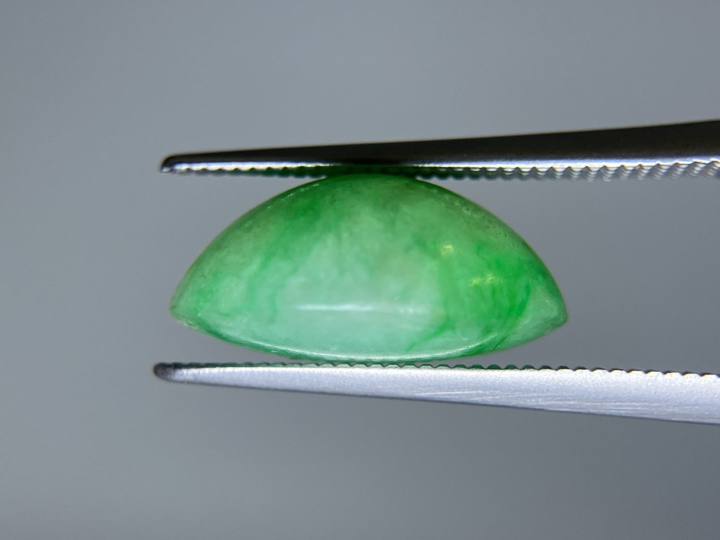 ヒスイ　翡翠　天然 10.895ct 宝石ソーティング付き 14.6㎜×12.7㎜×7.0㎜ ルース（ 裸石 ） 4251S