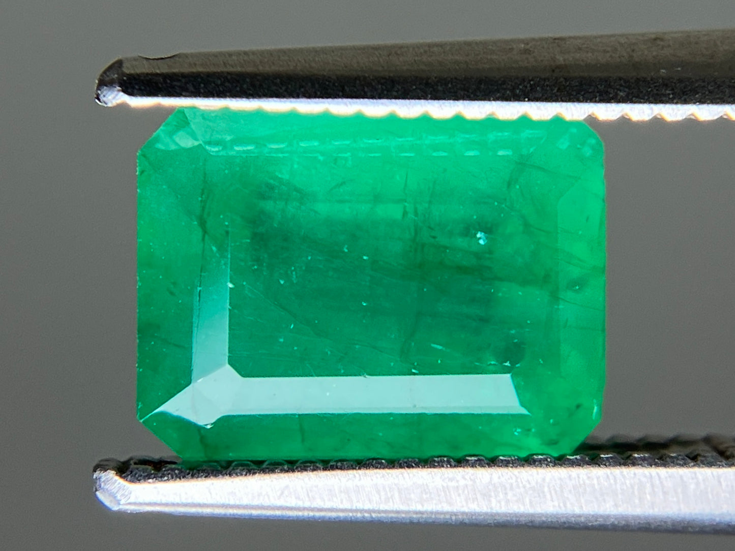 エメラルド 天然 2.106ct 中央宝石ソーティング付き 8.65㎜×6.60㎜×4.85㎜ ルース（ 裸石 ） 6634YY