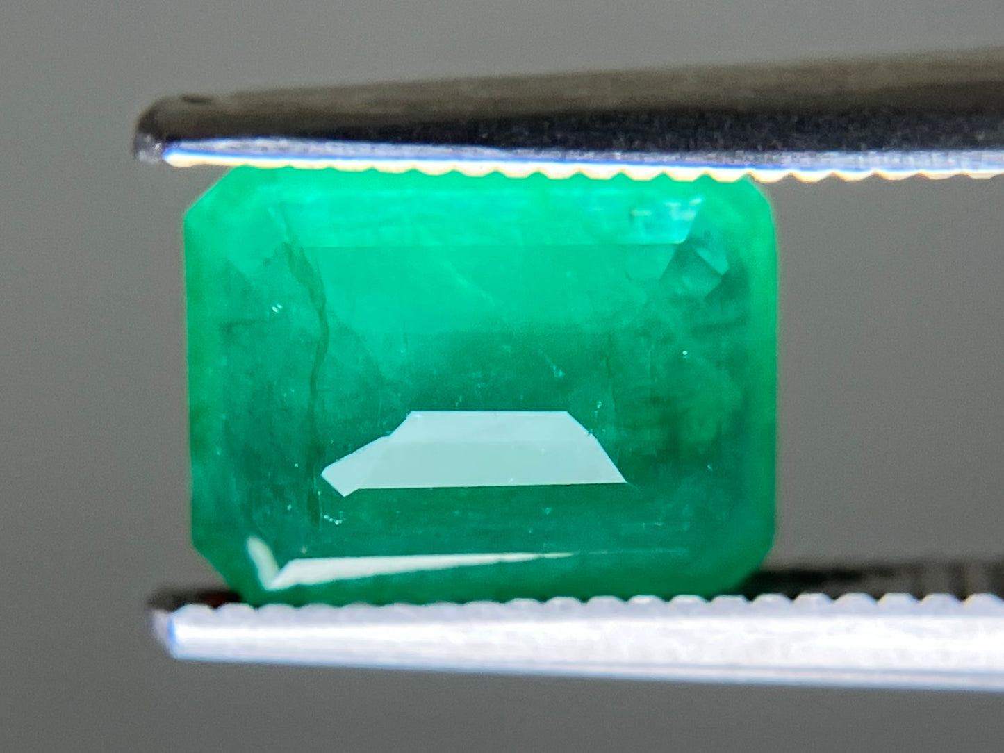 エメラルド 天然 2.106ct 中央宝石ソーティング付き 8.65㎜×6.60㎜×4.85㎜ ルース（ 裸石 ） 6634YY