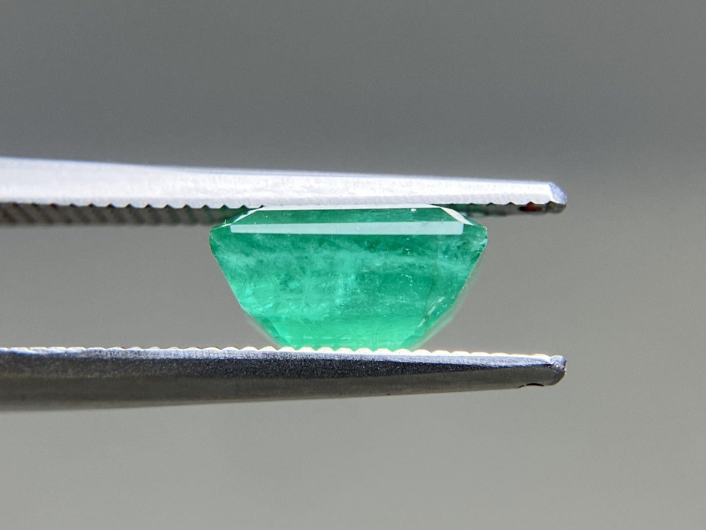 エメラルド 天然 2.106ct 中央宝石ソーティング付き 8.65㎜×6.60㎜×4.85㎜ ルース（ 裸石 ） 6634YY
