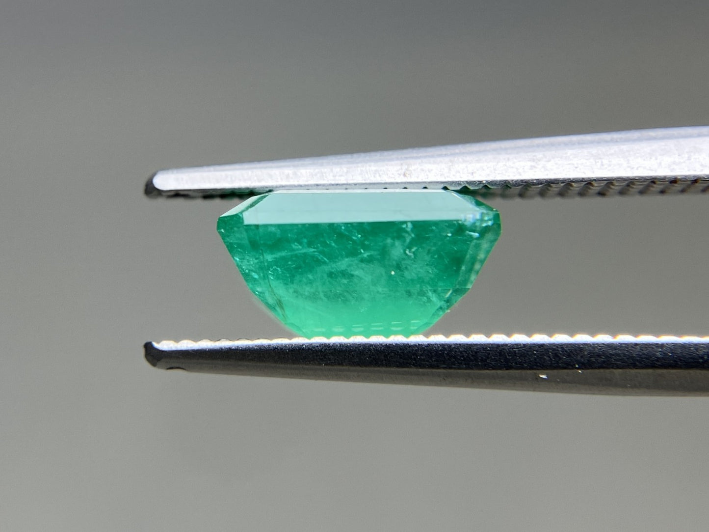 エメラルド 天然 2.106ct 中央宝石ソーティング付き 8.65㎜×6.60㎜×4.85㎜ ルース（ 裸石 ） 6634YY