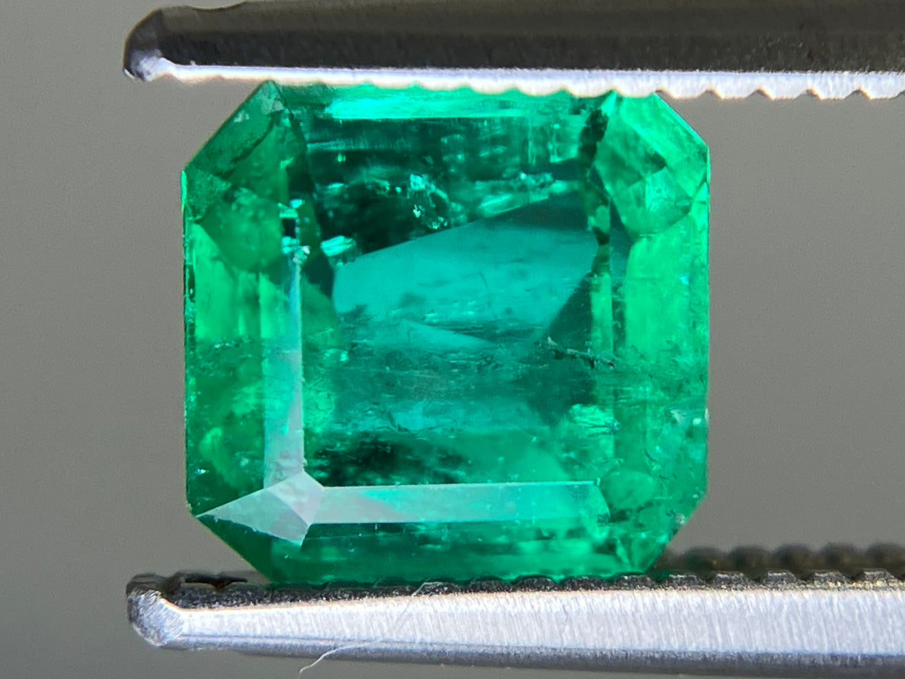 エメラルド 天然 1.186ct 中央宝石ソーティング付き 6.56㎜×6.35㎜×3.92㎜ ルース（ 裸石 ） 6656YY