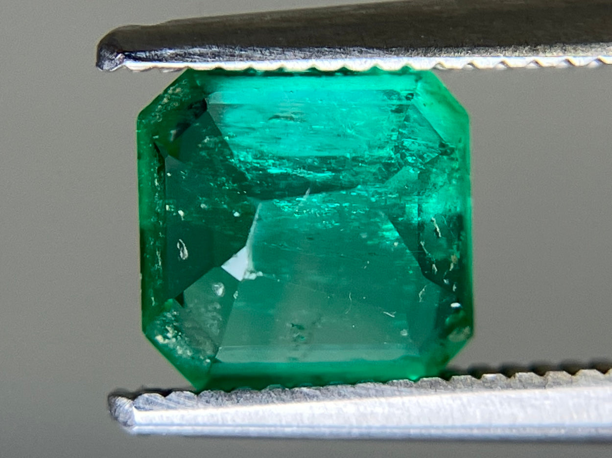 エメラルド 天然 1.186ct 中央宝石ソーティング付き 6.56㎜×6.35㎜×3.92㎜ ルース（ 裸石 ） 6656YY
