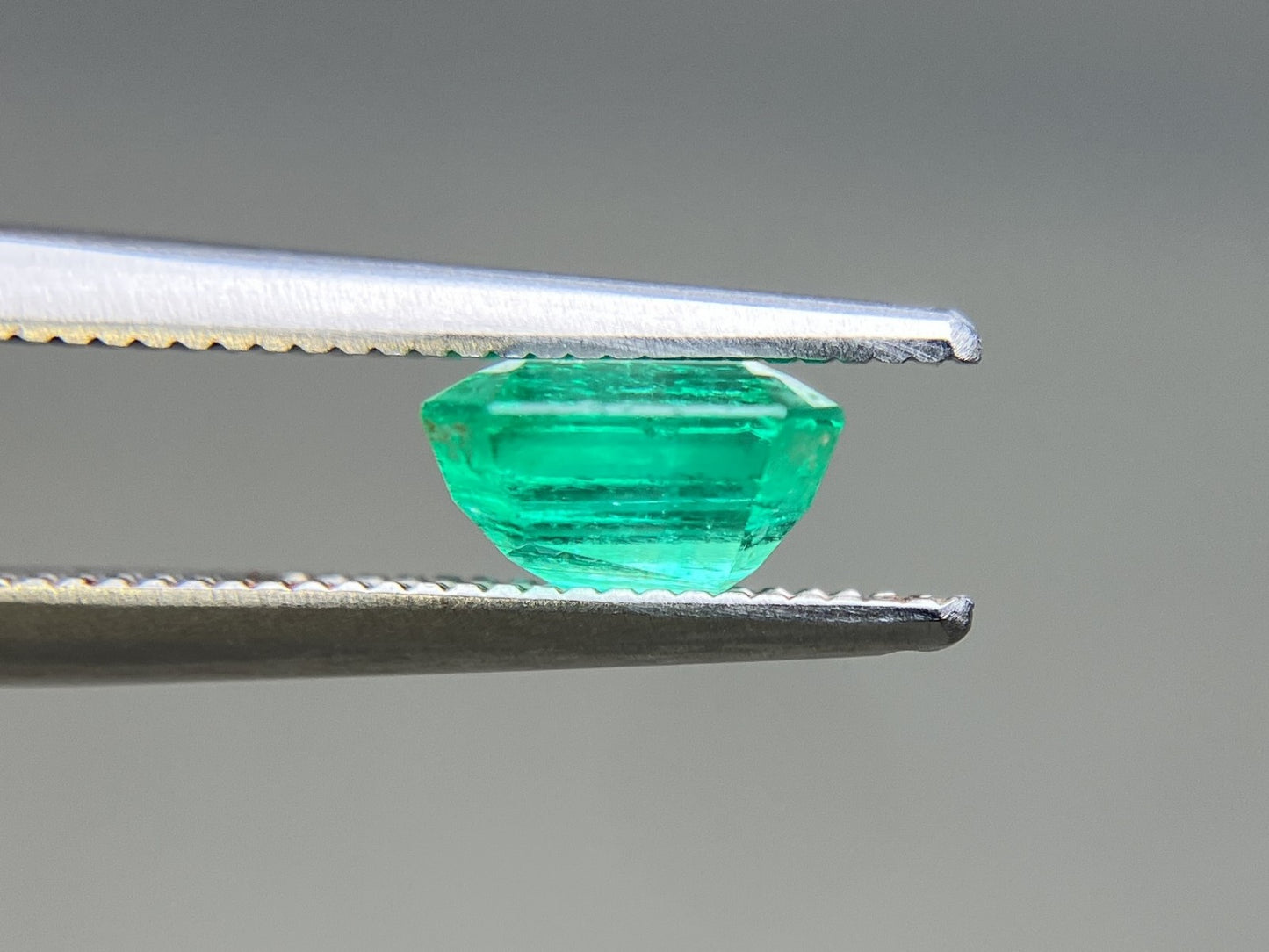 エメラルド 天然 1.186ct 中央宝石ソーティング付き 6.56㎜×6.35㎜×3.92㎜ ルース（ 裸石 ） 6656YY