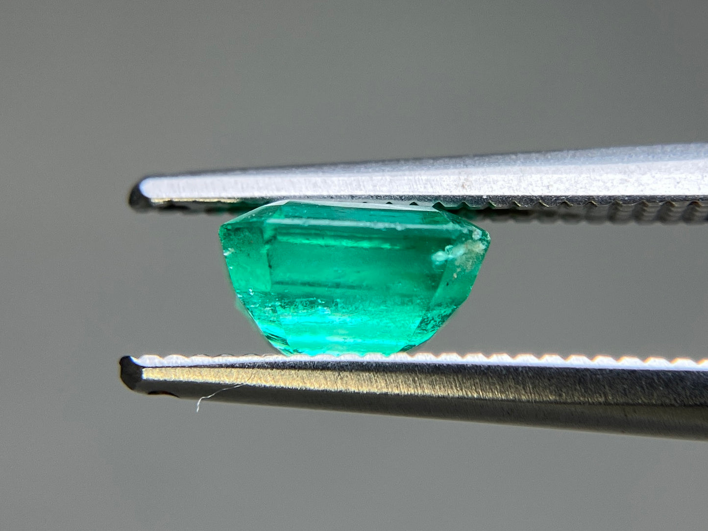 エメラルド 天然 1.186ct 中央宝石ソーティング付き 6.56㎜×6.35㎜×3.92㎜ ルース（ 裸石 ） 6656YY