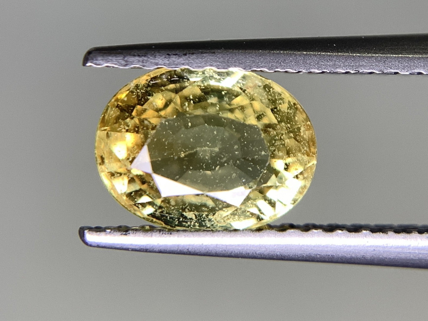 イエローサファイア 1.76ct 宝石ソーティング付き  7.8㎜×6.1㎜×3.9㎜   ルース（ 裸石 ） 2273Y