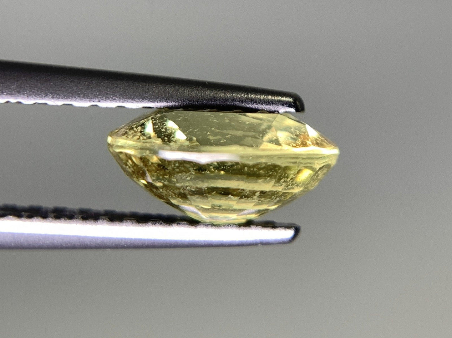 イエローサファイア 1.76ct 宝石ソーティング付き  7.8㎜×6.1㎜×3.9㎜   ルース（ 裸石 ） 2273Y