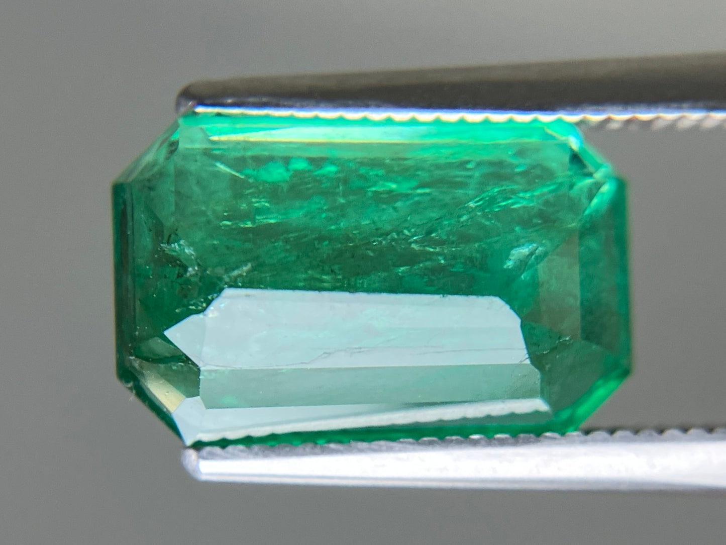 エメラルド 天然 4.601ct 中央宝石ソーティング付き 12.91㎜×8.21㎜×5.38㎜ ルース（ 裸石 ） 6486YY