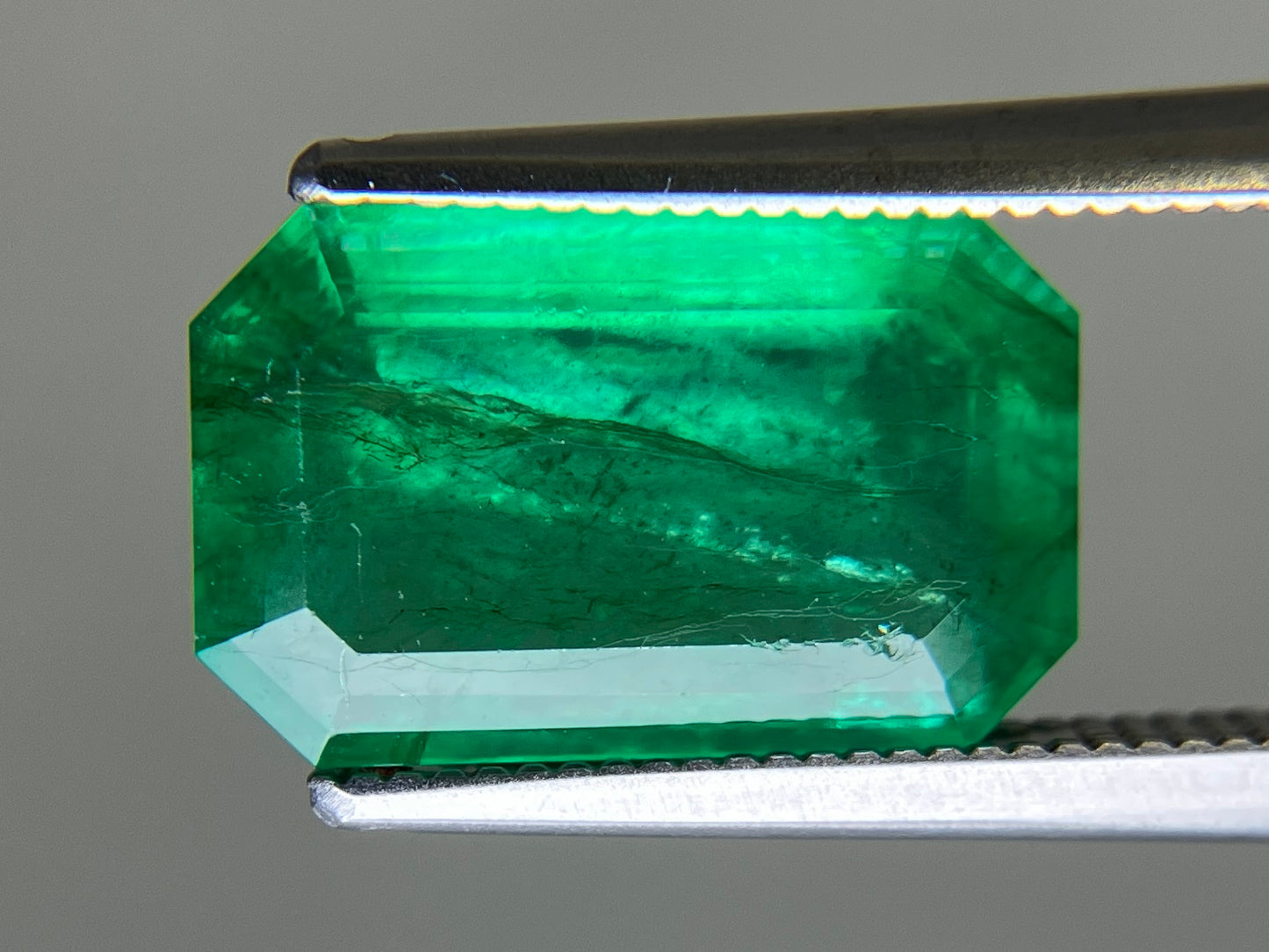 エメラルド 天然 4.601ct 中央宝石ソーティング付き 12.91㎜×8.21㎜×5.38㎜ ルース（ 裸石 ） 6486YY