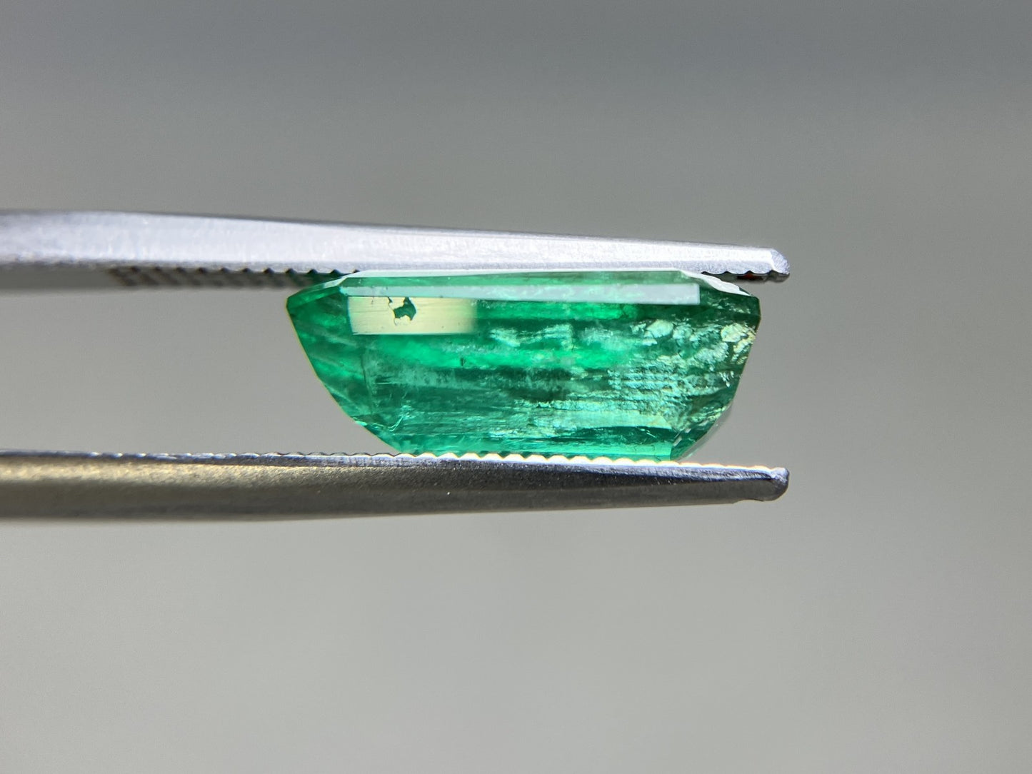 エメラルド 天然 4.601ct 中央宝石ソーティング付き 12.91㎜×8.21㎜×5.38㎜ ルース（ 裸石 ） 6486YY
