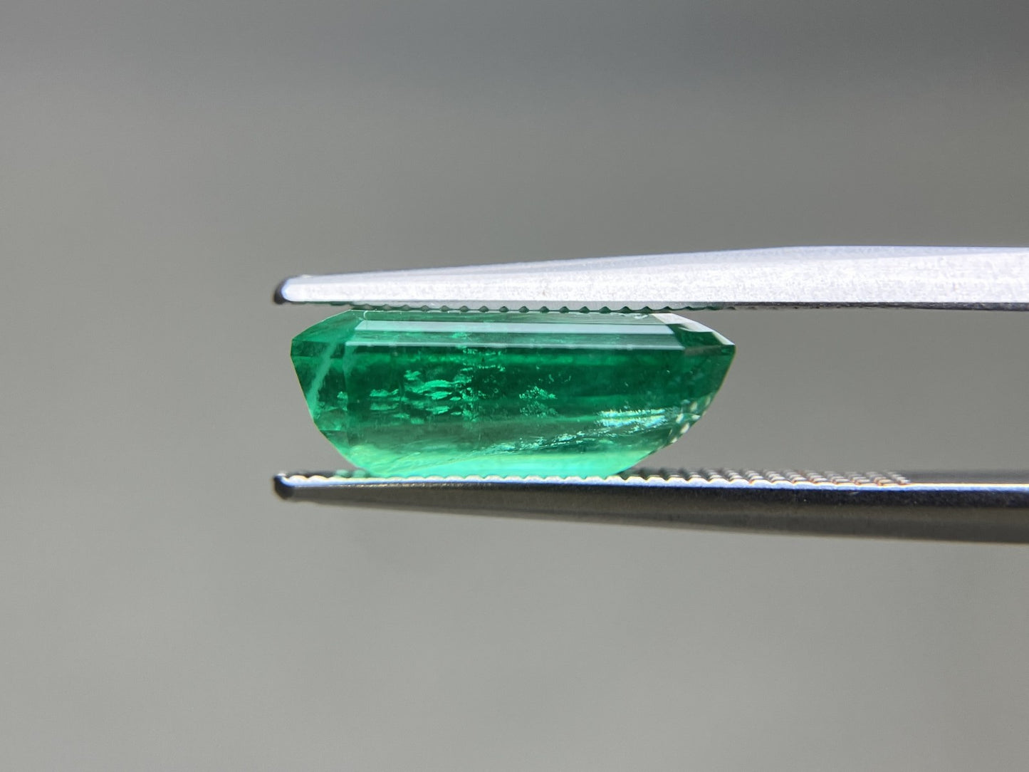 エメラルド 天然 4.601ct 中央宝石ソーティング付き 12.91㎜×8.21㎜×5.38㎜ ルース（ 裸石 ） 6486YY
