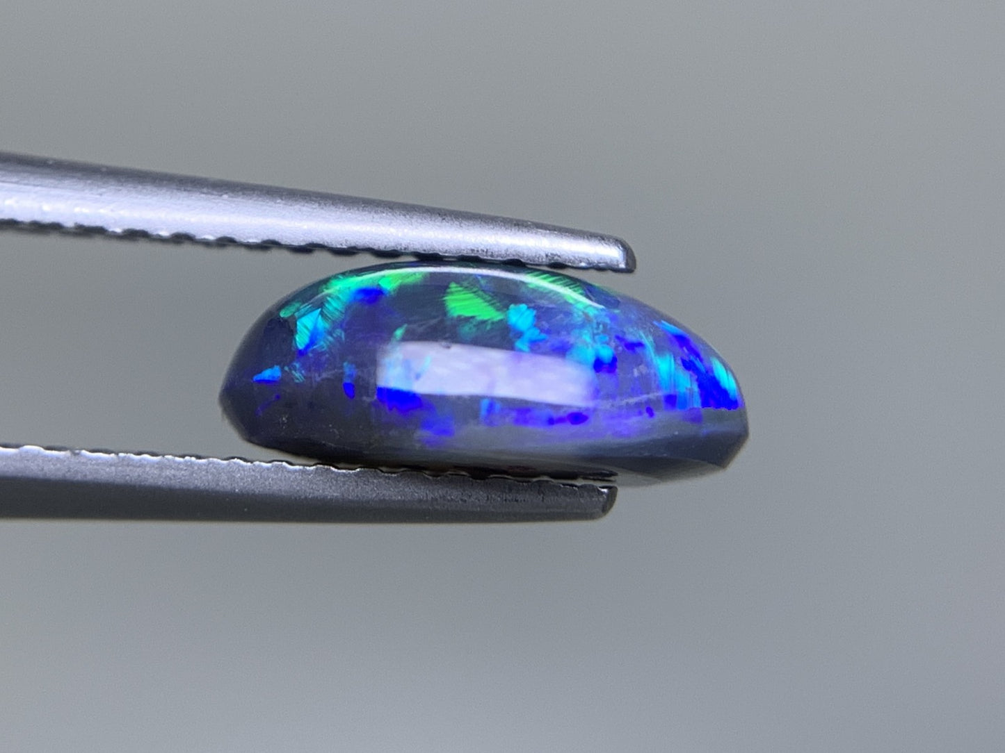 ブラックオパール 天然 1.894ct 中央宝石ソーティング付き 10.3㎜×7.3㎜×4.2㎜ ルース（ 裸石 ） 7539Y