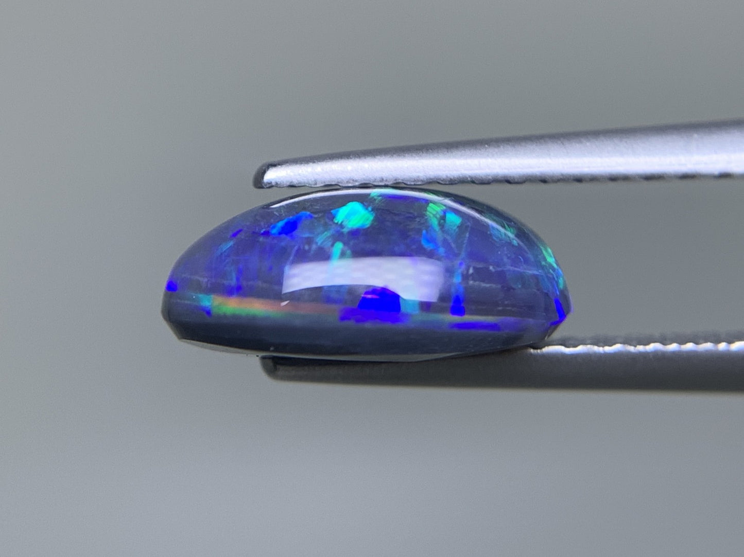 ブラックオパール 天然 1.894ct 中央宝石ソーティング付き 10.3㎜×7.3㎜×4.2㎜ ルース（ 裸石 ） 7539Y