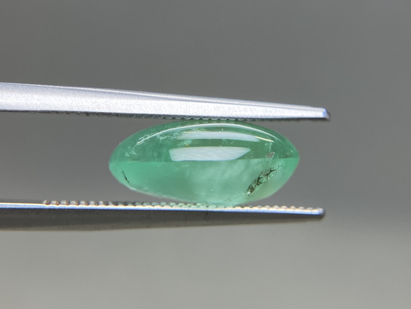エメラルドキャッツアイ 天然 4.693ct 中央宝石鑑別書付き 12.7㎜×9.3㎜×5.8㎜ ルース（ 裸石 ） 6643YY