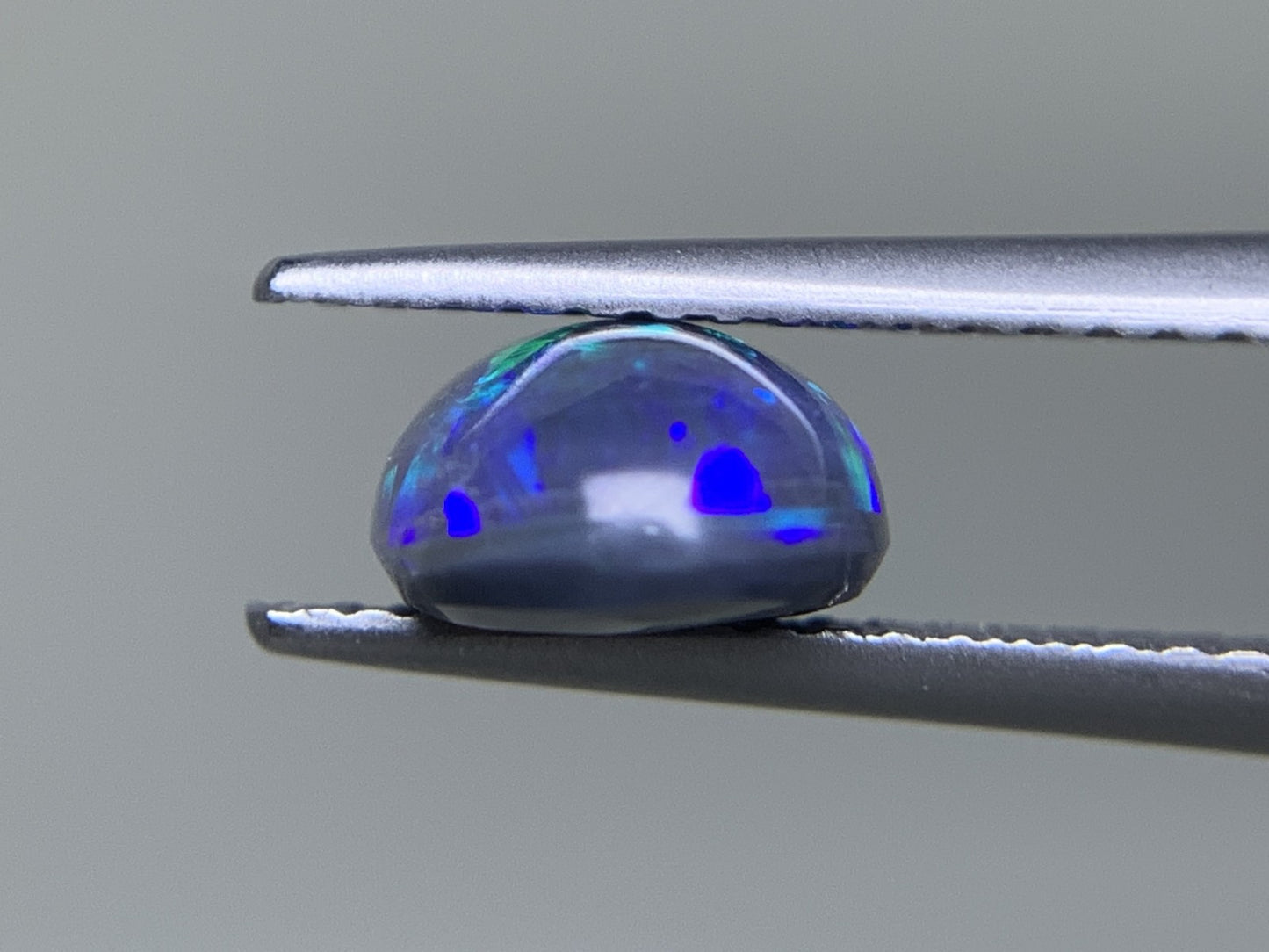 ブラックオパール 天然 1.894ct 中央宝石ソーティング付き 10.3㎜×7.3㎜×4.2㎜ ルース（ 裸石 ） 7539Y