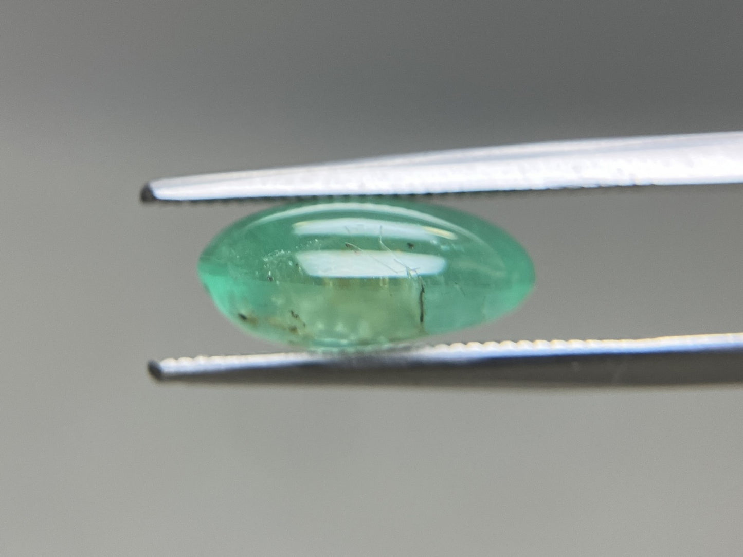 エメラルドキャッツアイ 天然 4.693ct 中央宝石鑑別書付き 12.7㎜×9.3㎜×5.8㎜ ルース（ 裸石 ） 6643YY
