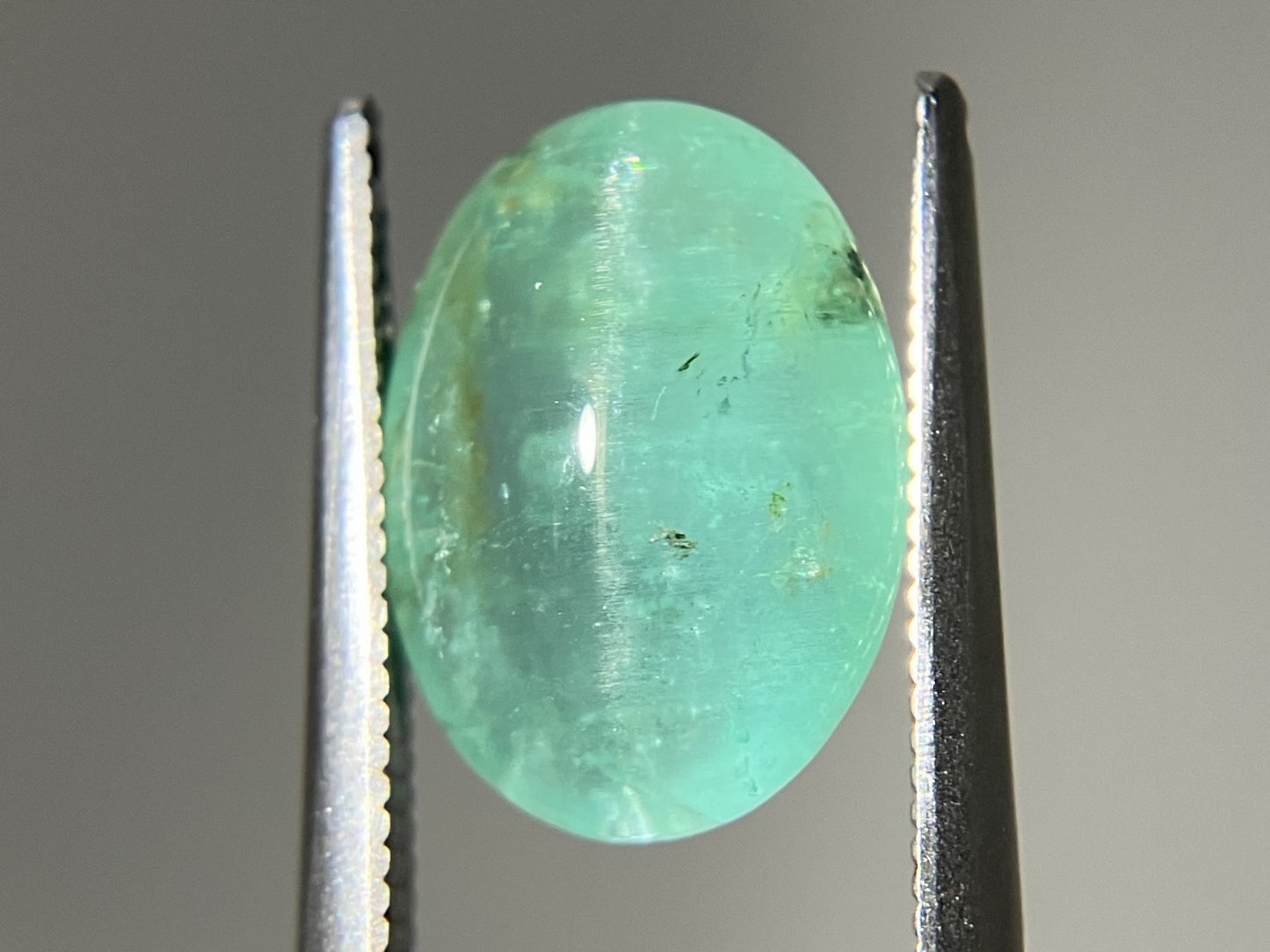 エメラルドキャッツアイ 天然 4.693ct 中央宝石鑑別書付き 12.7㎜×9.3㎜×5.8㎜ ルース（ 裸石 ） 6643YY