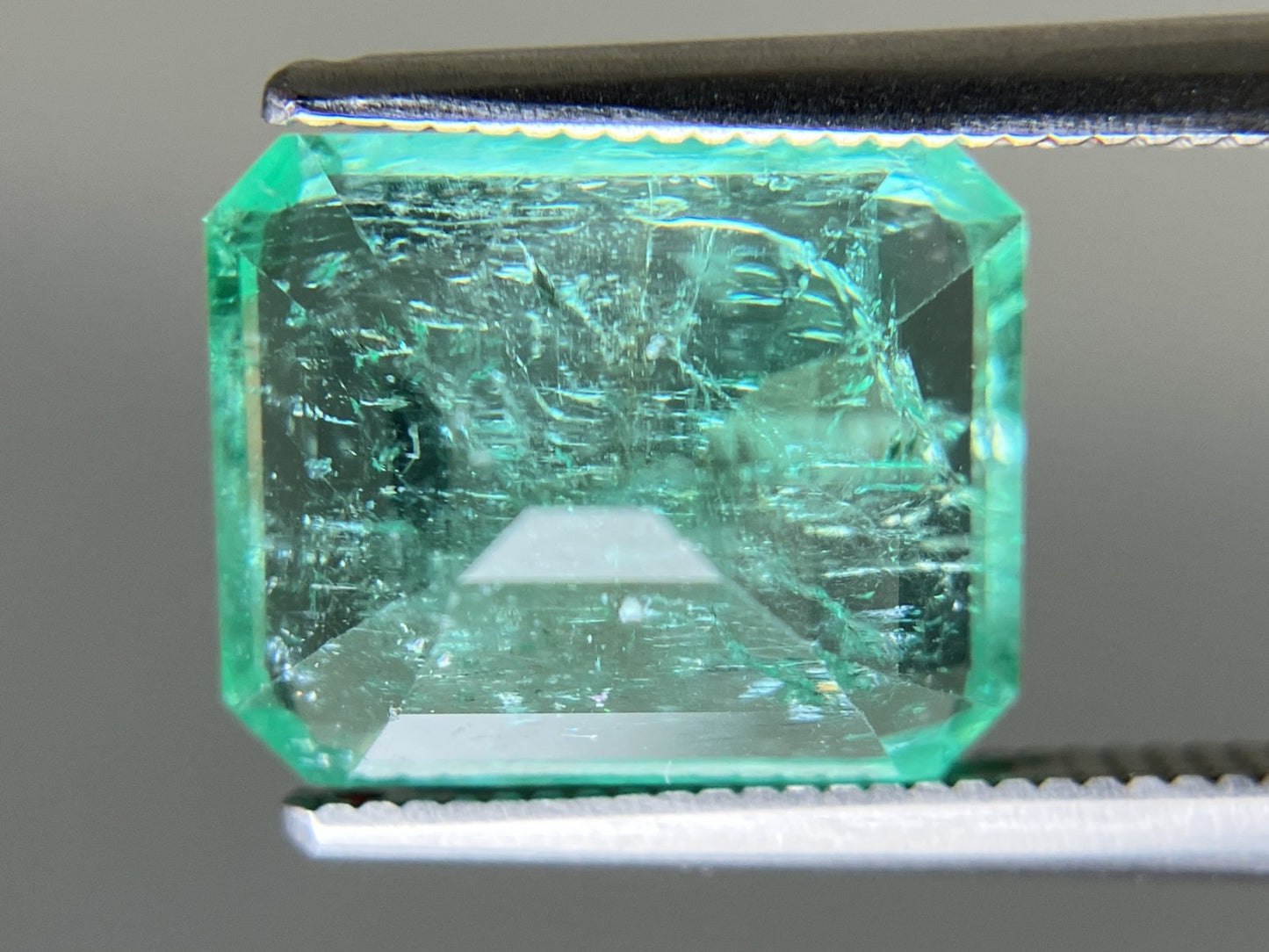 エメラルド 天然 4.900ct コロンビア 中央宝石鑑別書付き 11.46㎜×9.17㎜×6.55㎜ ルース（ 裸石 ） 6615YY