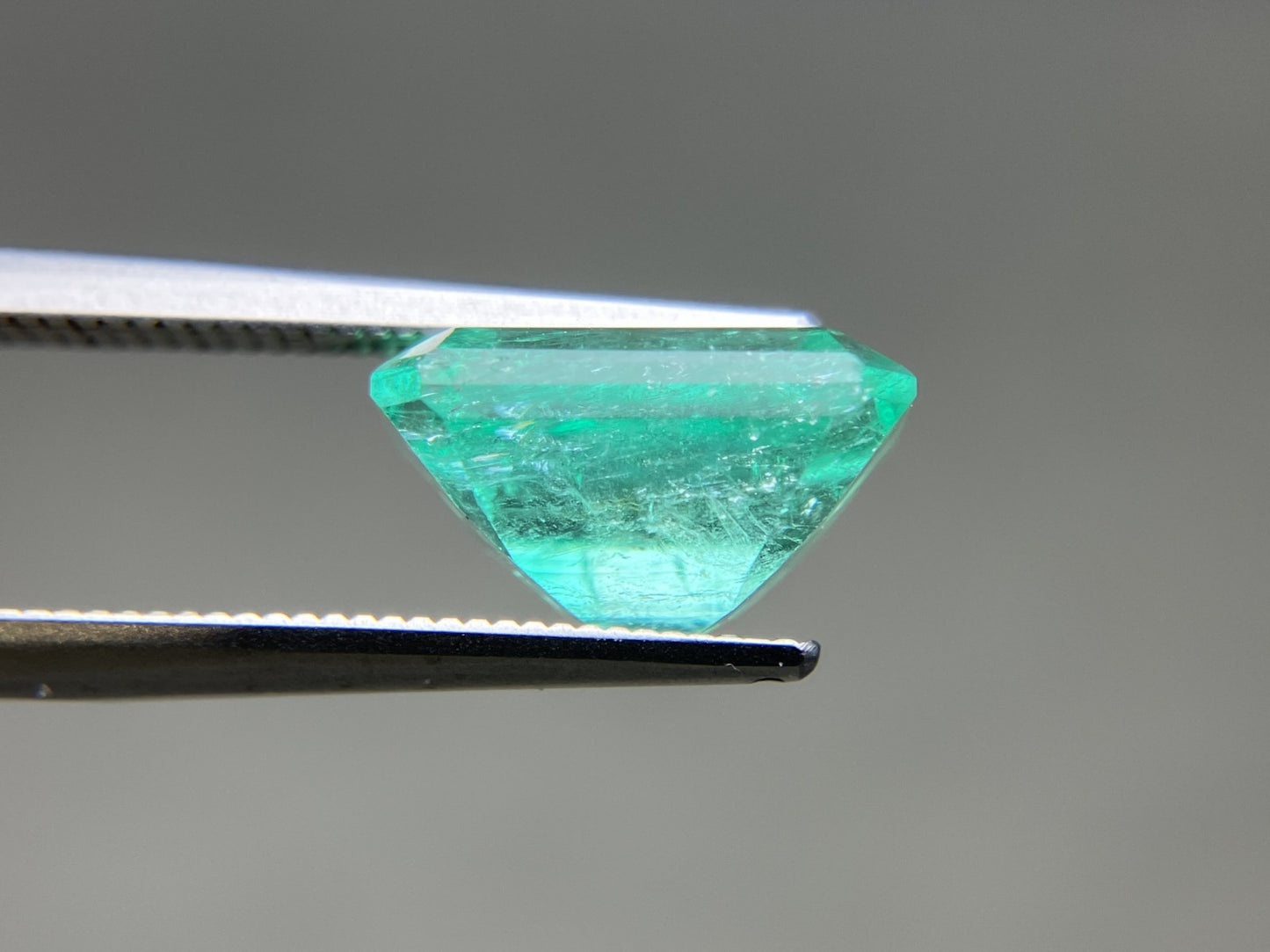 エメラルド 天然 4.900ct コロンビア 中央宝石鑑別書付き 11.46㎜×9.17㎜×6.55㎜ ルース（ 裸石 ） 6615YY