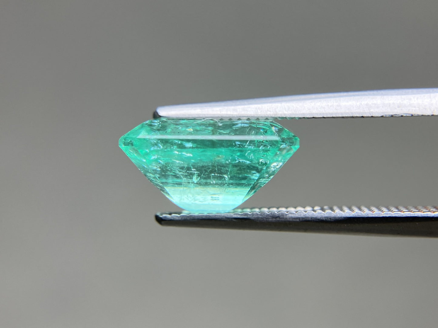 エメラルド 天然 4.900ct コロンビア 中央宝石鑑別書付き 11.46㎜×9.17㎜×6.55㎜ ルース（ 裸石 ） 6615YY