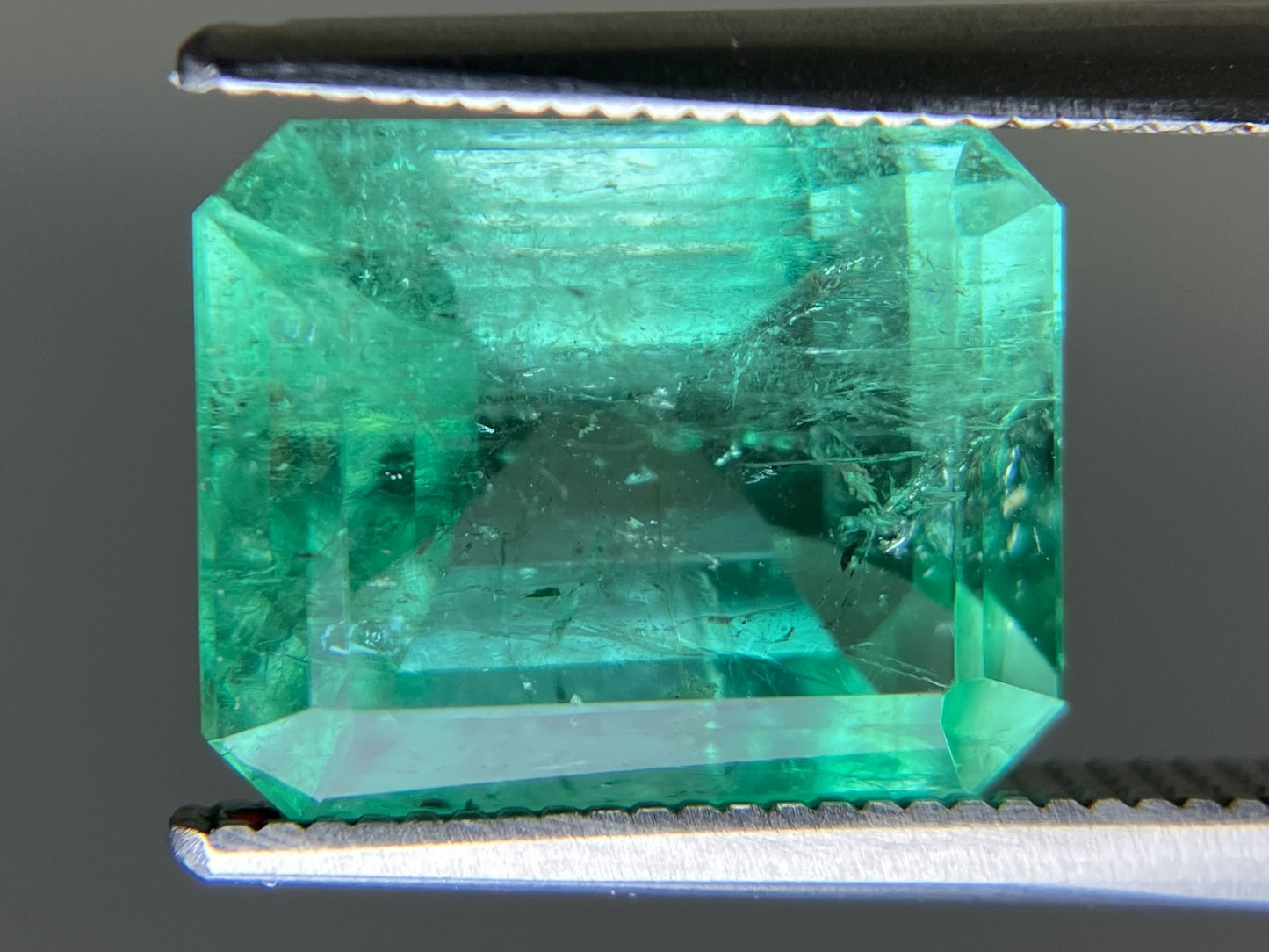 エメラルド 天然 4.900ct コロンビア 中央宝石鑑別書付き 11.46㎜×9.17㎜×6.55㎜ ルース（ 裸石 ） 6615YY