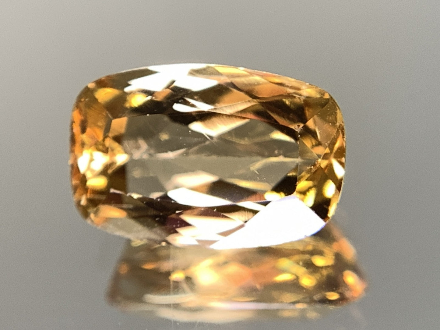 インペリアルトパーズ 天然 1.828ct 中央宝石ソーティング付き 8.89㎜×5.80㎜×3.88㎜ ルース（ 裸石 ） 6579Y