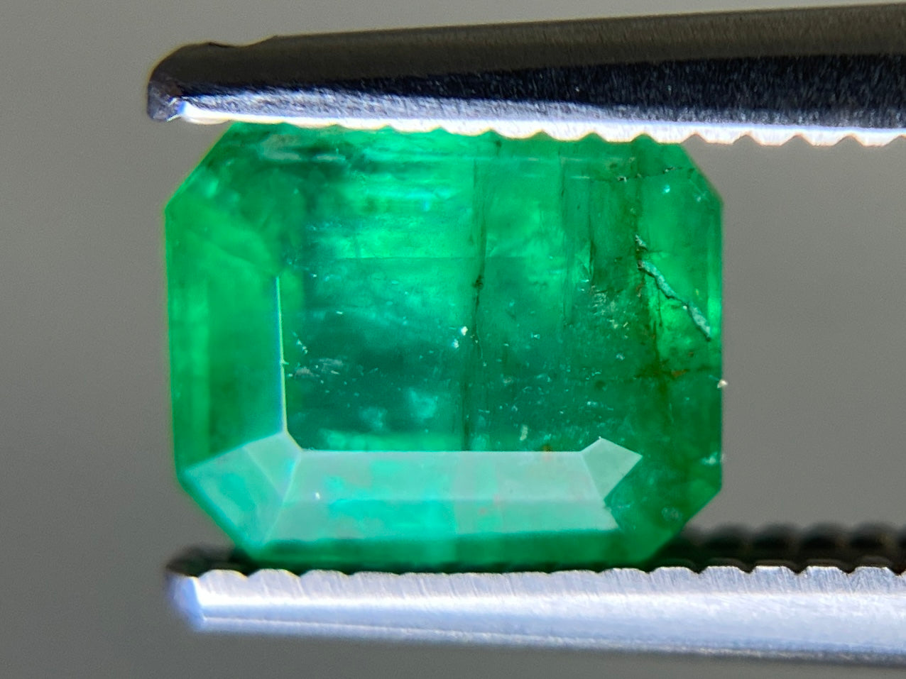 エメラルド 天然 1.037ct 中央宝石ソーティング付き 6.70㎜×5.42㎜×3.61㎜ ルース（ 裸石 ） 6724YY