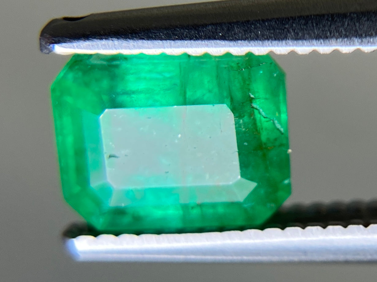 エメラルド 天然 1.037ct 中央宝石ソーティング付き 6.70㎜×5.42㎜×3.61㎜ ルース（ 裸石 ） 6724YY