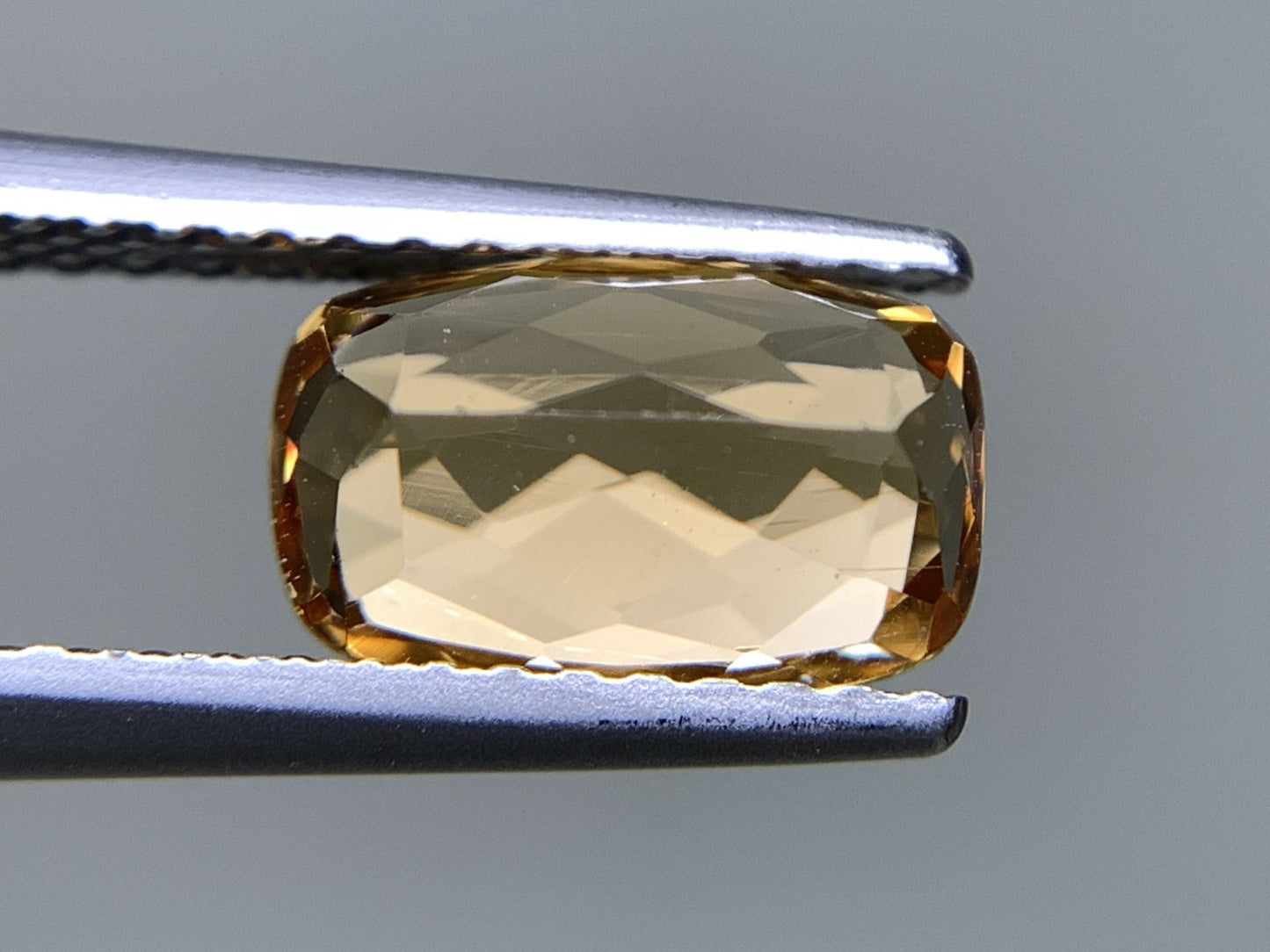 インペリアルトパーズ 天然 1.828ct 中央宝石ソーティング付き 8.89㎜×5.80㎜×3.88㎜ ルース（ 裸石 ） 6579Y