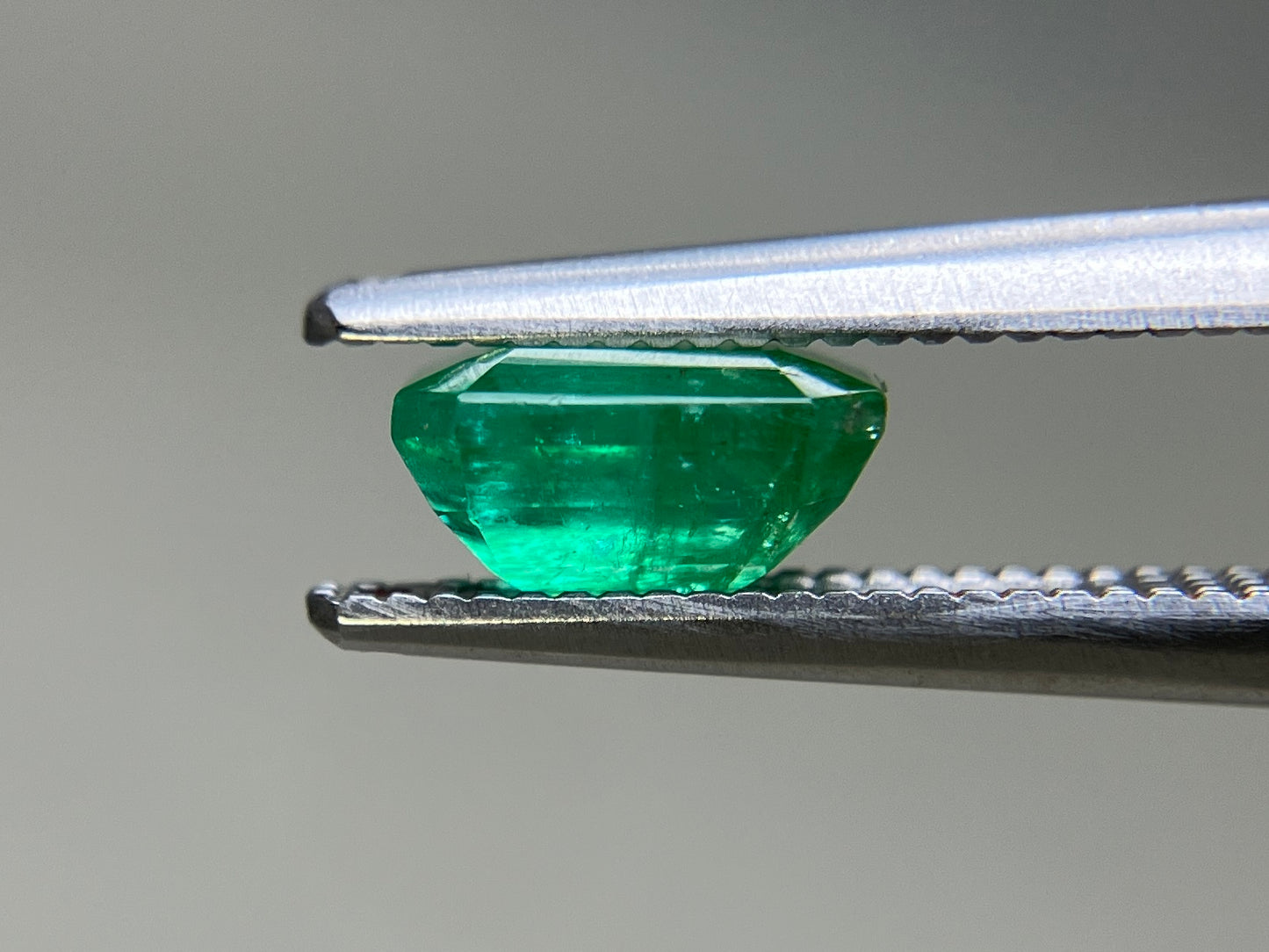 エメラルド 天然 1.037ct 中央宝石ソーティング付き 6.70㎜×5.42㎜×3.61㎜ ルース（ 裸石 ） 6724YY