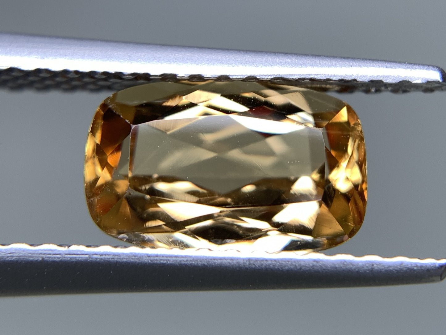 インペリアルトパーズ 天然 1.828ct 中央宝石ソーティング付き 8.89㎜×5.80㎜×3.88㎜ ルース（ 裸石 ） 6579Y
