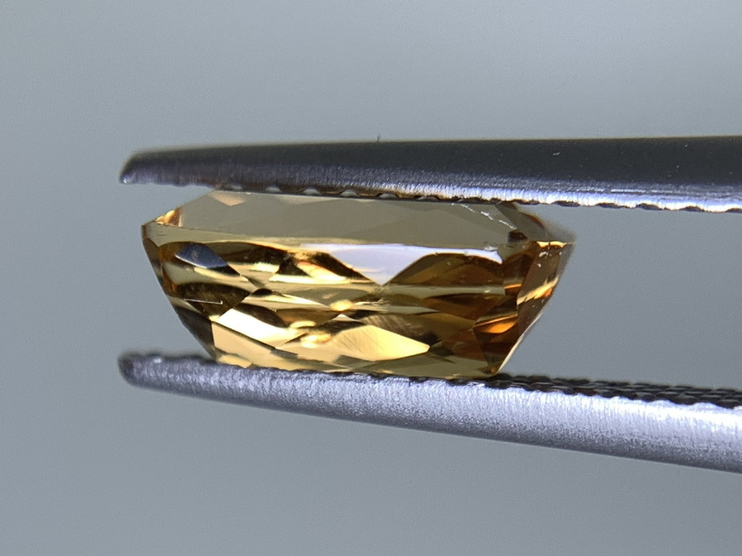 インペリアルトパーズ 天然 1.828ct 中央宝石ソーティング付き 8.89㎜×5.80㎜×3.88㎜ ルース（ 裸石 ） 6579Y