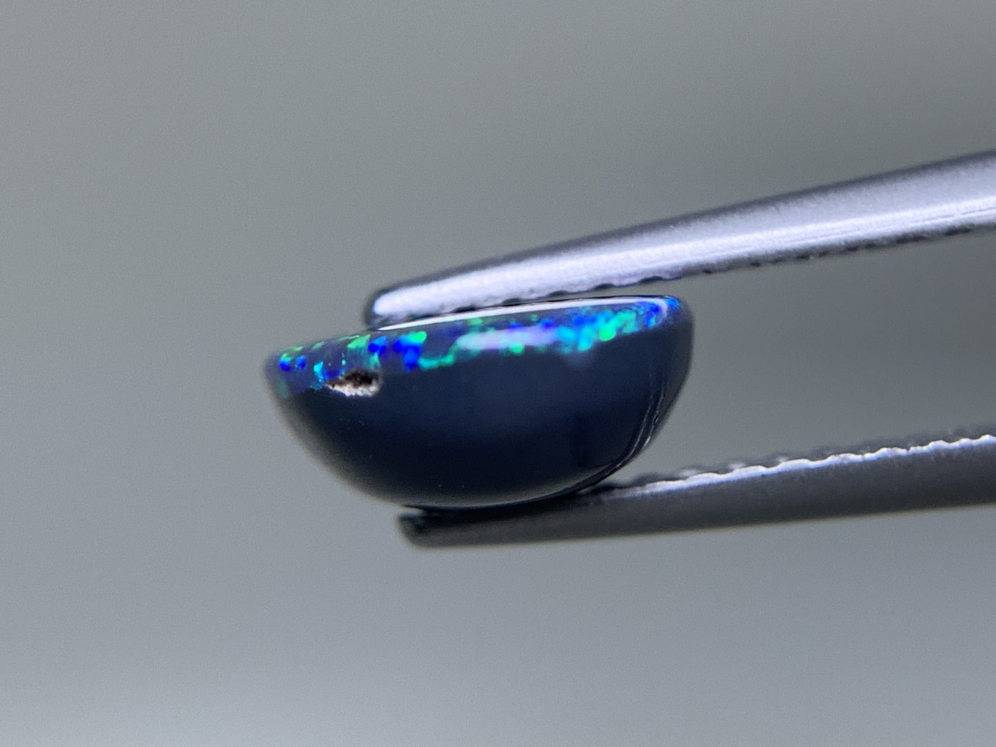 ブラックオパール 天然 1.695ct 中央宝石ソーティング付き 9.8㎜×8.0㎜×3.6㎜ ルース（ 裸石 ） 7514Y