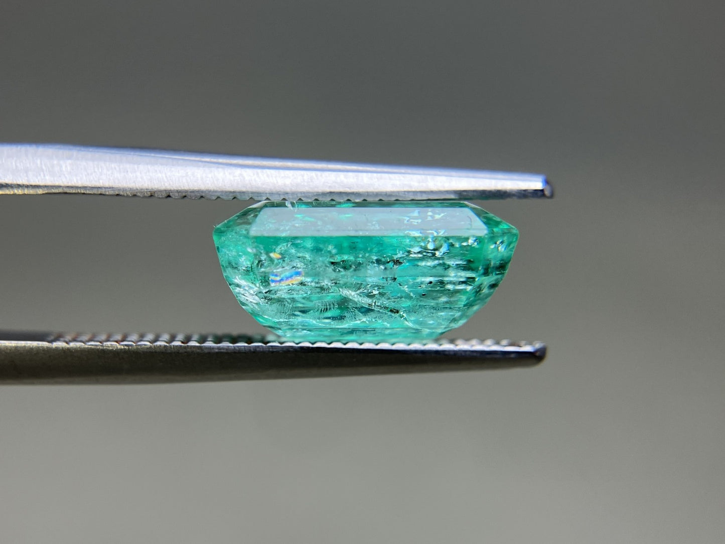 エメラルド 天然 4.685ct 中央宝石ソーティング付き 11.06㎜×9.10㎜×5.48㎜ ルース（ 裸石 ） 6695YY