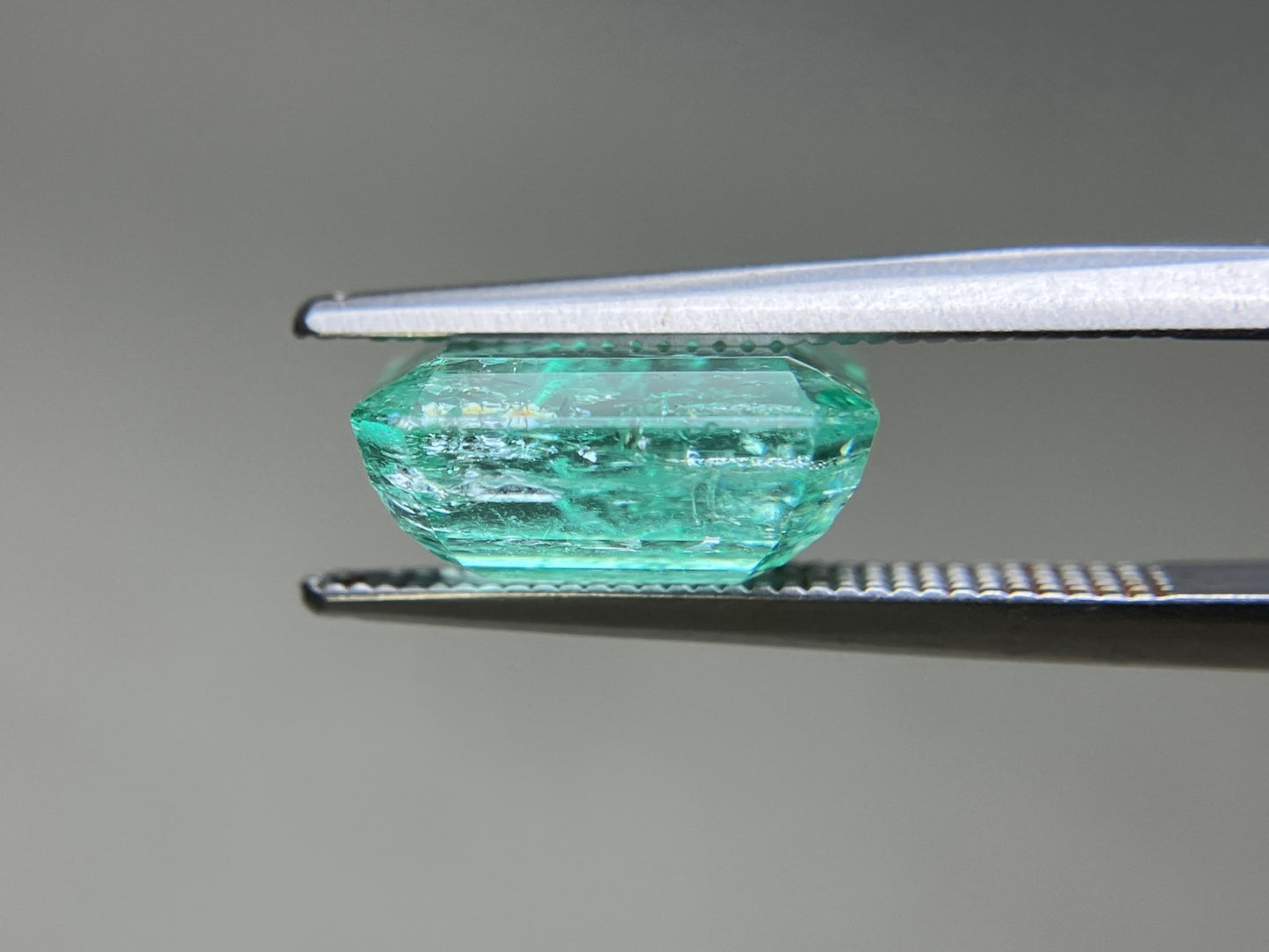 エメラルド 天然 4.685ct 中央宝石ソーティング付き 11.06㎜×9.10㎜×5.48㎜ ルース（ 裸石 ） 6695YY