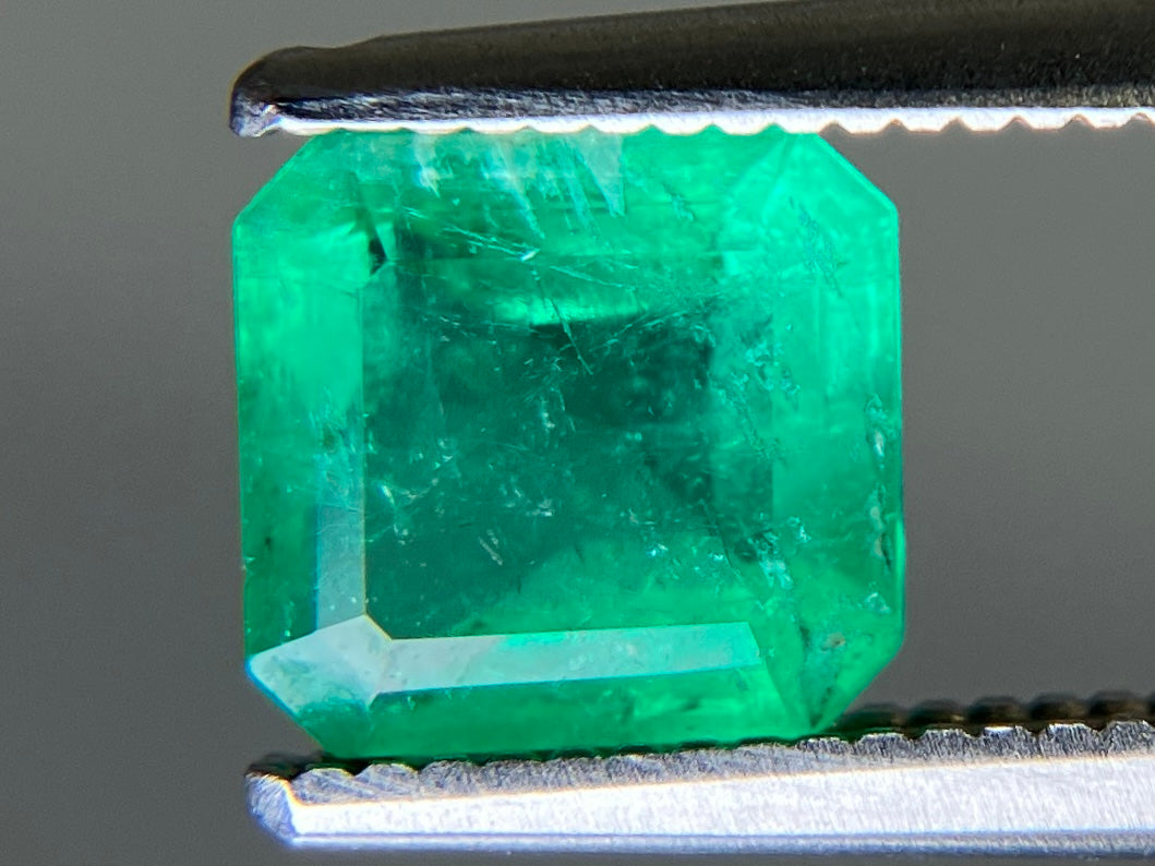 エメラルド 天然 1.072ct 中央宝石ソーティング付き 6.55㎜×6.20㎜×3.76㎜ ルース（ 裸石 ） 6728YY