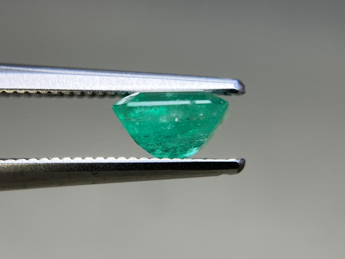 エメラルド 天然 1.072ct 中央宝石ソーティング付き 6.55㎜×6.20㎜×3.76㎜ ルース（ 裸石 ） 6728YY