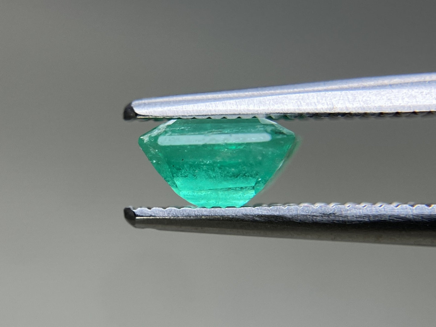 エメラルド 天然 1.072ct 中央宝石ソーティング付き 6.55㎜×6.20㎜×3.76㎜ ルース（ 裸石 ） 6728YY