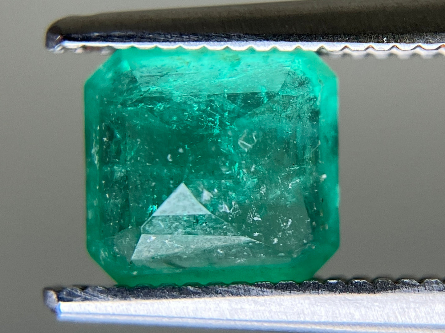 エメラルド 天然 1.072ct 中央宝石ソーティング付き 6.55㎜×6.20㎜×3.76㎜ ルース（ 裸石 ） 6728YY