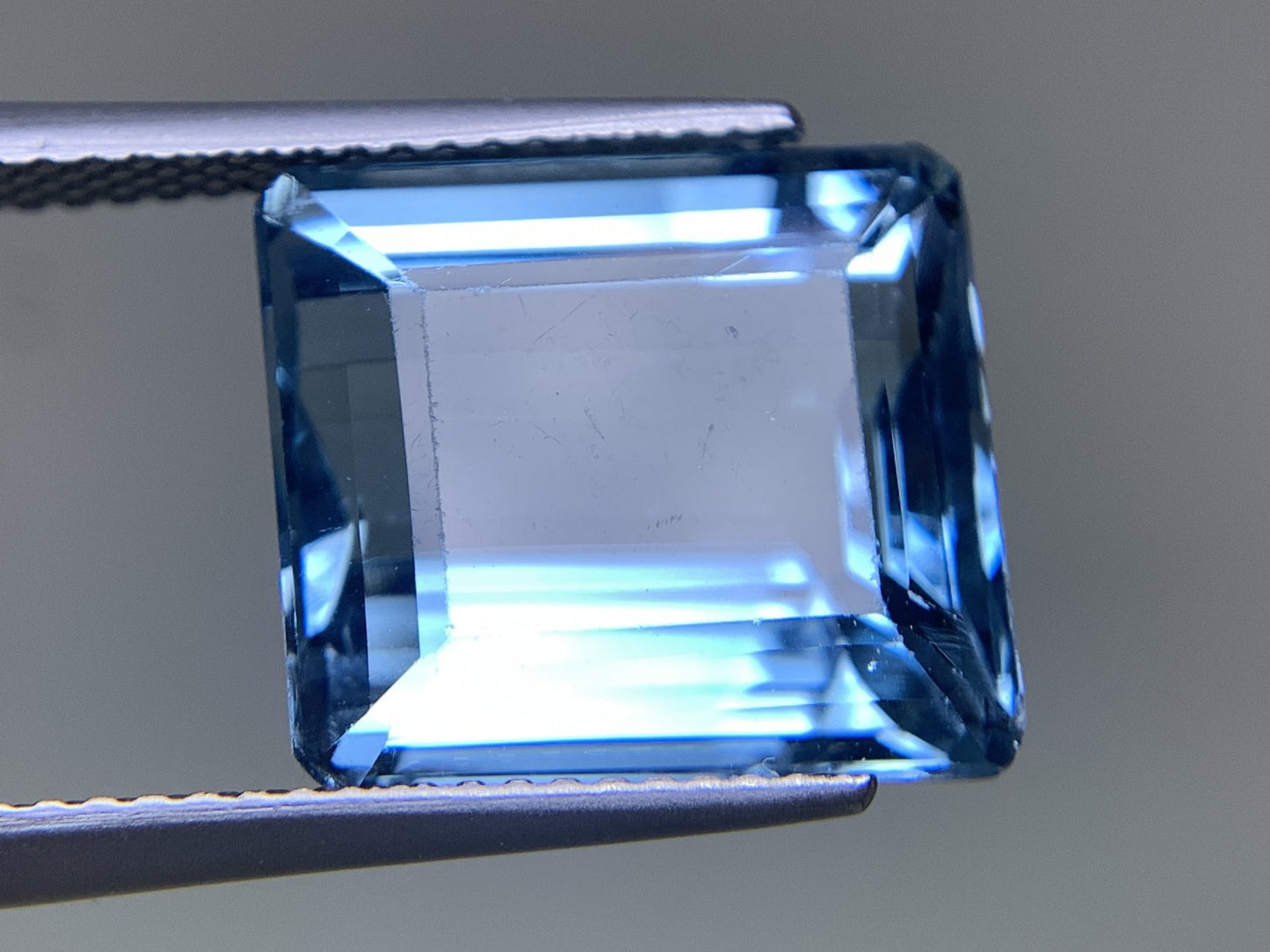 ブルートパーズ 天然  13.512ct  宝石ソーティング付き  13.7㎜×12.2㎜×7.6㎜ ルース（ 裸石 ）  5832Y