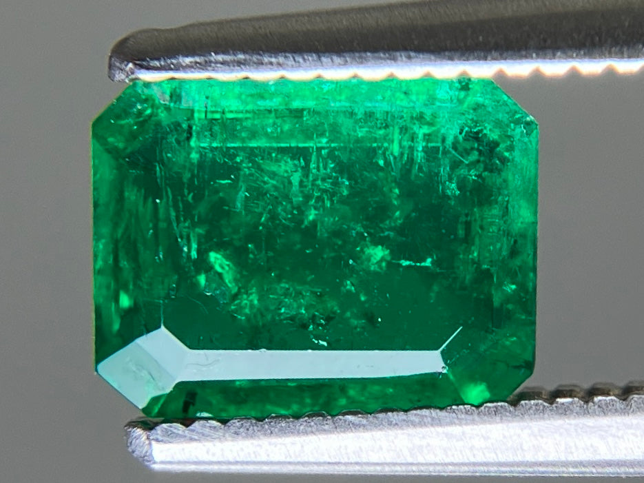 エメラルド 天然 0.873ct 中央宝石ソーティング付き 7.45㎜×5.68㎜×2.73㎜ ルース（ 裸石 ） 6731YY