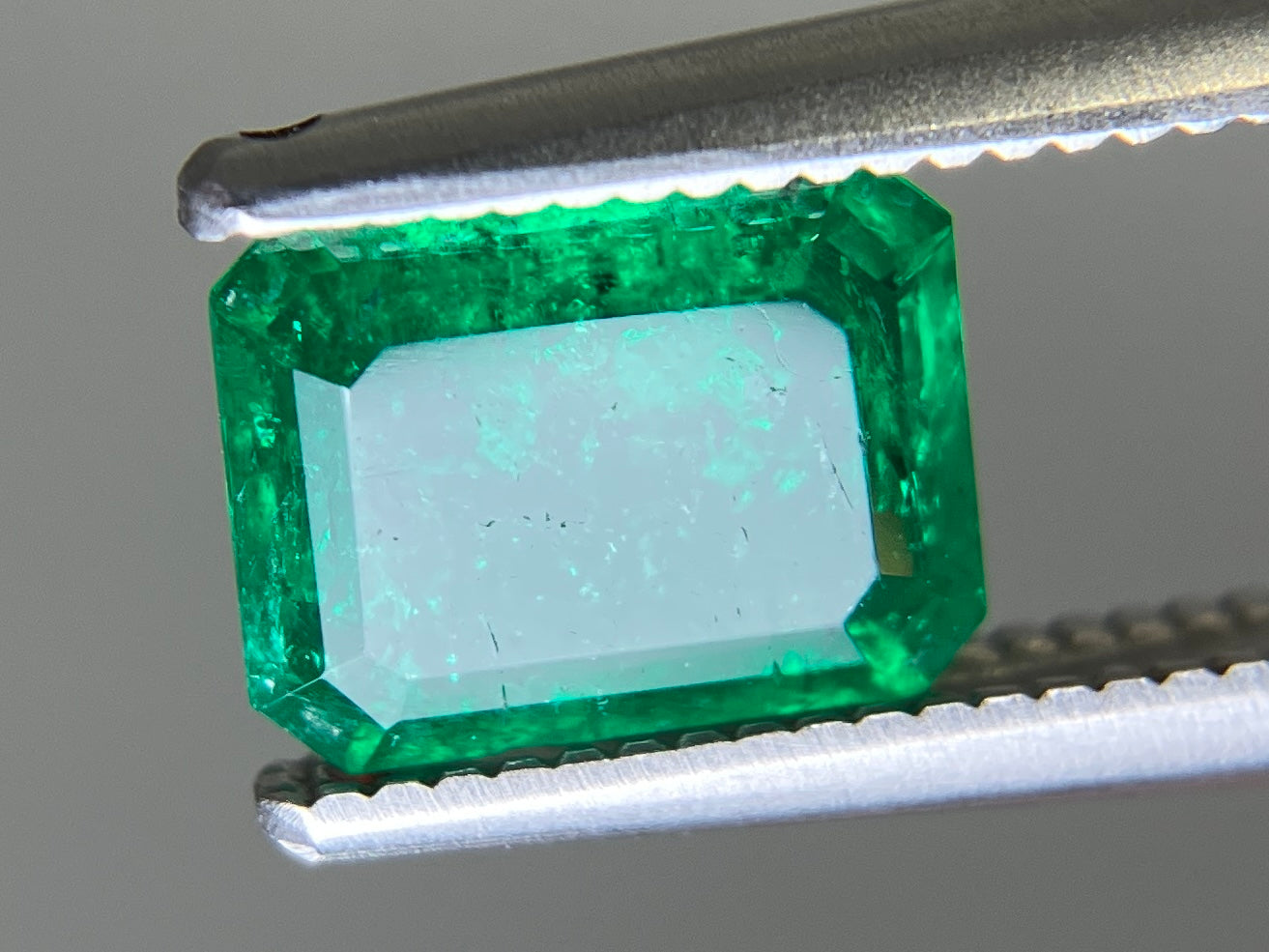 エメラルド 天然 0.873ct 中央宝石ソーティング付き 7.45㎜×5.68㎜×2.73㎜ ルース（ 裸石 ） 6731YY