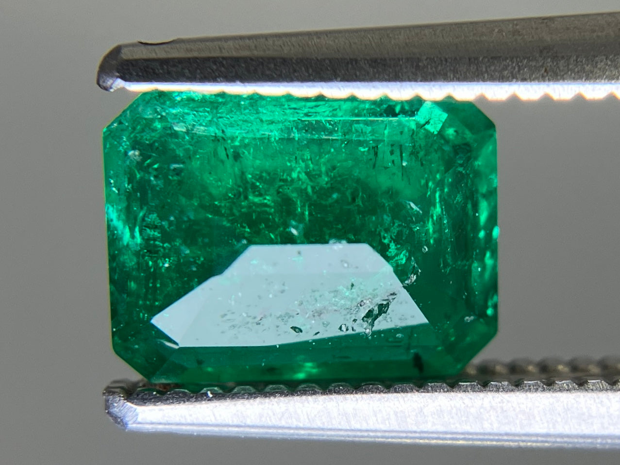 エメラルド 天然 0.873ct 中央宝石ソーティング付き 7.45㎜×5.68㎜×2.73㎜ ルース（ 裸石 ） 6731YY