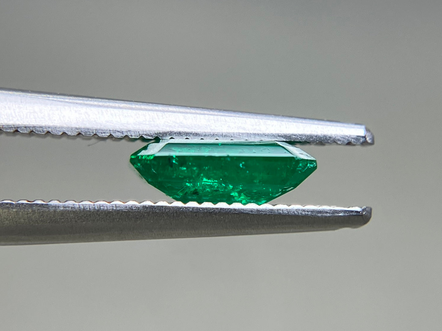 エメラルド 天然 0.873ct 中央宝石ソーティング付き 7.45㎜×5.68㎜×2.73㎜ ルース（ 裸石 ） 6731YY