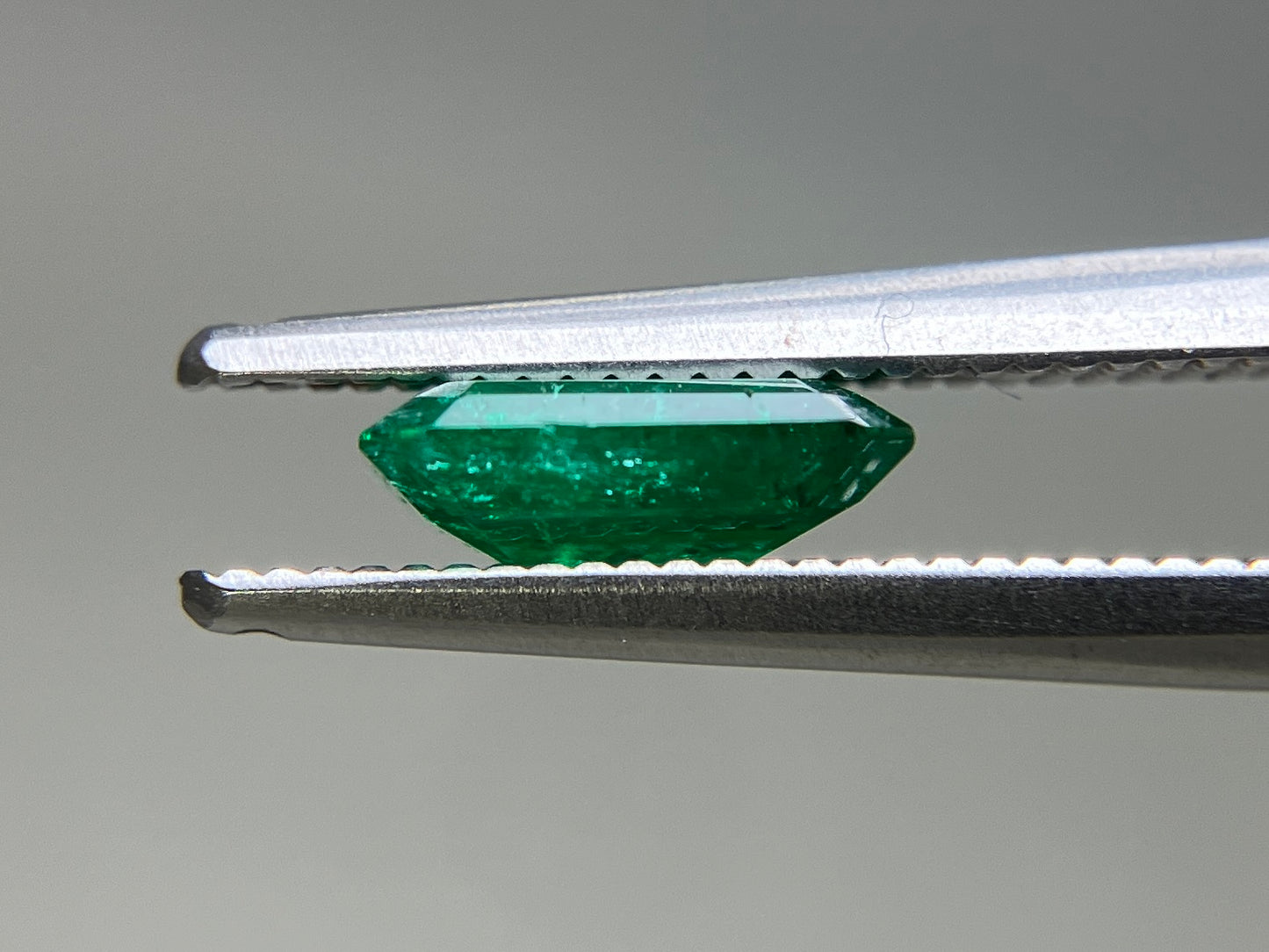 エメラルド 天然 0.873ct 中央宝石ソーティング付き 7.45㎜×5.68㎜×2.73㎜ ルース（ 裸石 ） 6731YY