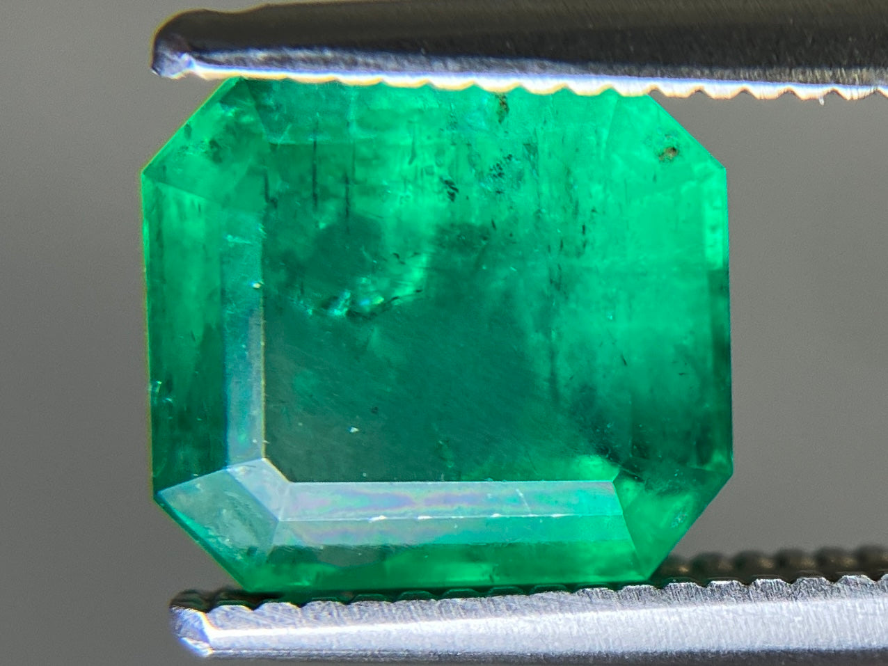 エメラルド 天然 1.875ct 中央宝石ソーティング付き 7.91㎜×7.16㎜×4.80㎜ ルース（ 裸石 ） 6750YY
